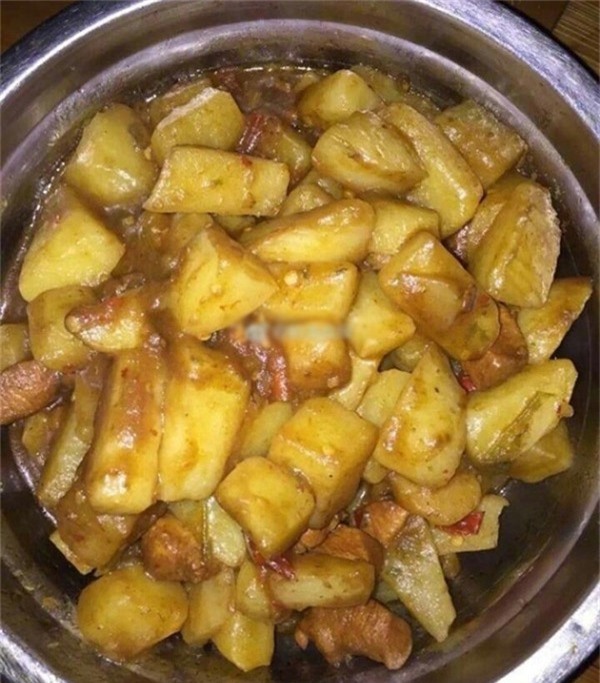 Cháu gái dắt người yêu thành phố về quê ra mắt, bà hì hụi vào bếp nấu ăn, chàng trai không thèm đụng đũa vì... - Ảnh 4.