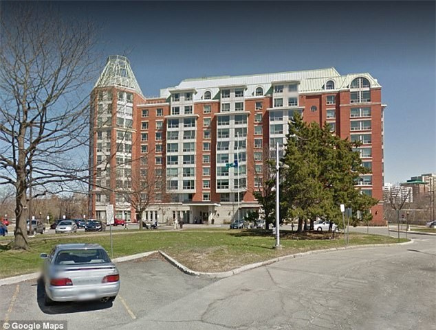 Thay tã cho bệnh nhân cao tuổi, y tá ra tay đấm vào mặt ông cụ liên tiếp 11 lần - Ảnh 2.