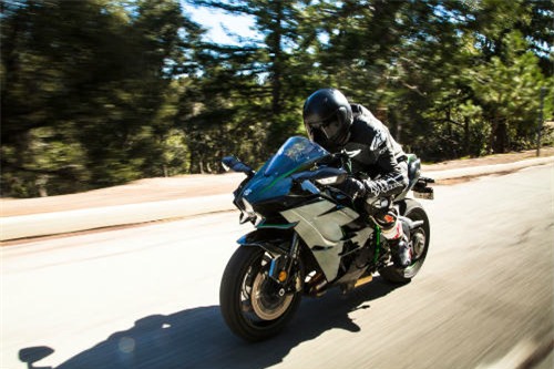 Môtô và ôtô: Thực sự loại xe nào nhanh hơn? - 1