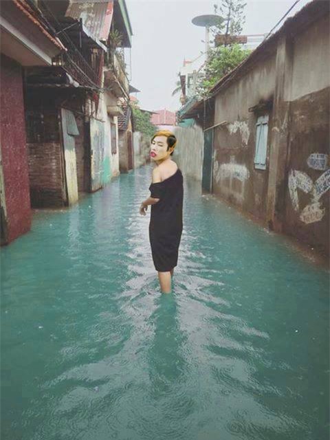 Cô gái lội nước mưa nhờ chỉnh ảnh biển xanh nắng vàng và kết quả không thể cảm động hơn - Ảnh 2.