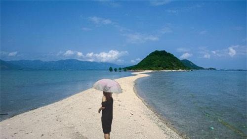 Cô gái lội nước mưa nhờ chỉnh ảnh biển xanh nắng vàng và kết quả không thể cảm động hơn - Ảnh 22.