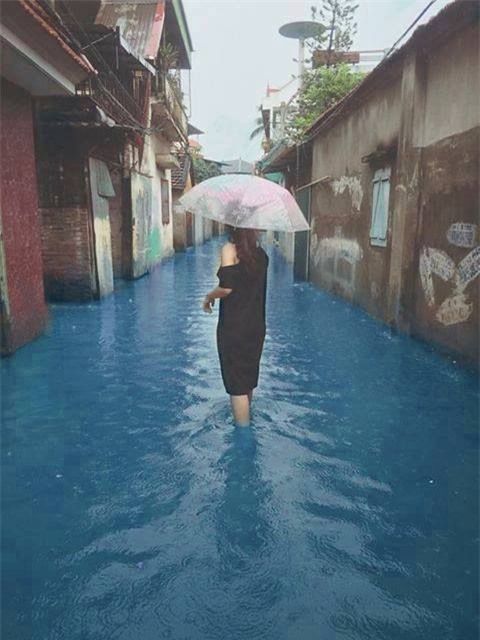 Cô gái lội nước mưa nhờ chỉnh ảnh biển xanh nắng vàng và kết quả không thể cảm động hơn - Ảnh 25.