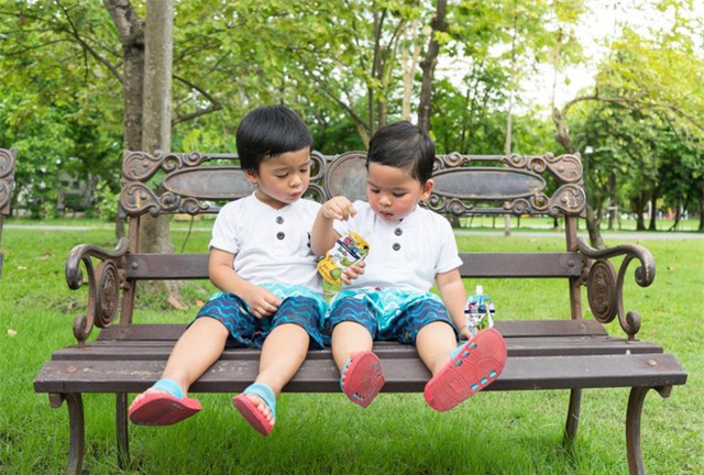 Lập “kế hoạch” để giúp con hết nhút nhát, dễ kết bạn - Ảnh 1.