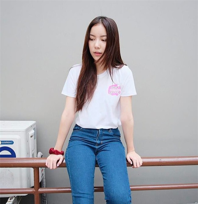 Chẳng cần cầu kỳ, áo phông vẫn là thứ dễ mặc nhất trên đời vì diện với cái gì thì cũng đẹp - Ảnh 1.