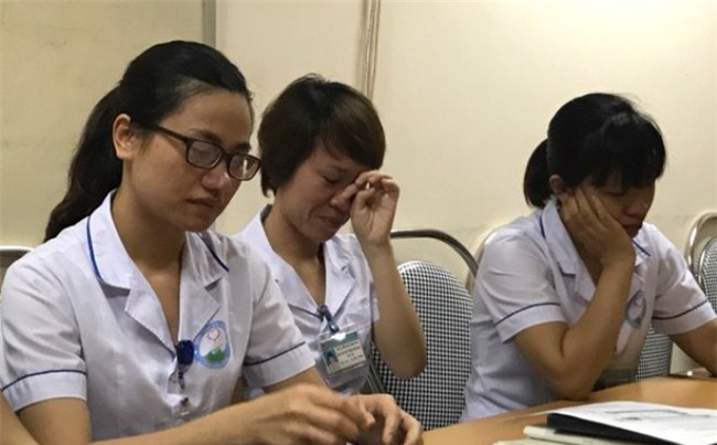 Bác sĩ bệnh viện đa khoa Hòa Bình rơi nước mắt khi biết tin bác sĩ Lương được tại ngoại
