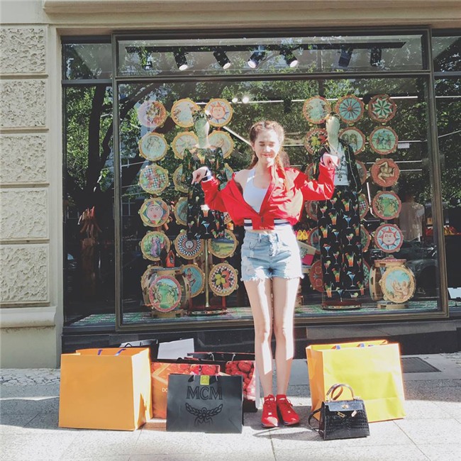 Thời trang của Ngọc Trinh hóa thân thành 'Em chưa 18'-10