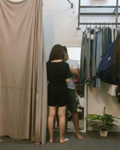 Đi mua quần áo, hành động của đôi bạn trẻ khiến chủ cửa hàng phải ghen tỵ - Ảnh 1.