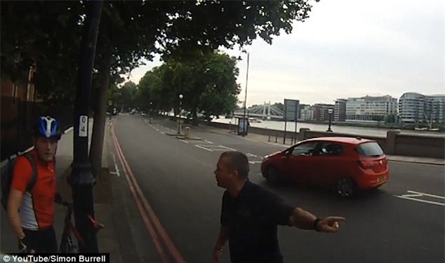 Clip: Khoảnh khắc thót tim khi người đi xe đạp suýt bị xe tải đè bẹp - Ảnh 1.