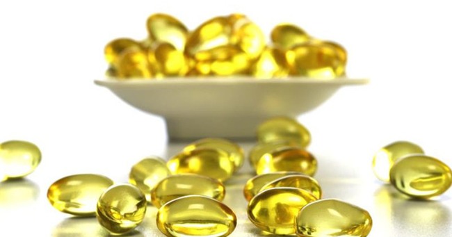 Không mua được mỹ phẩm xịn thì mua vài viên vitamin E rẻ tiền này về thoa mỗi đêm cũng đẹp rạng ngời - Ảnh 1.