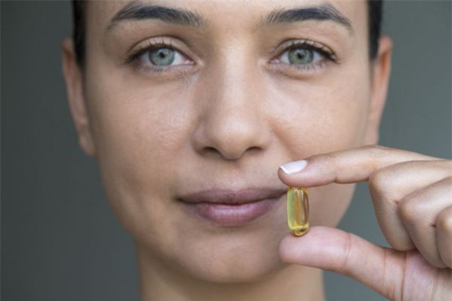 Không mua được mỹ phẩm xịn thì mua vài viên vitamin E rẻ tiền này về thoa mỗi đêm cũng đẹp rạng ngời - Ảnh 2.