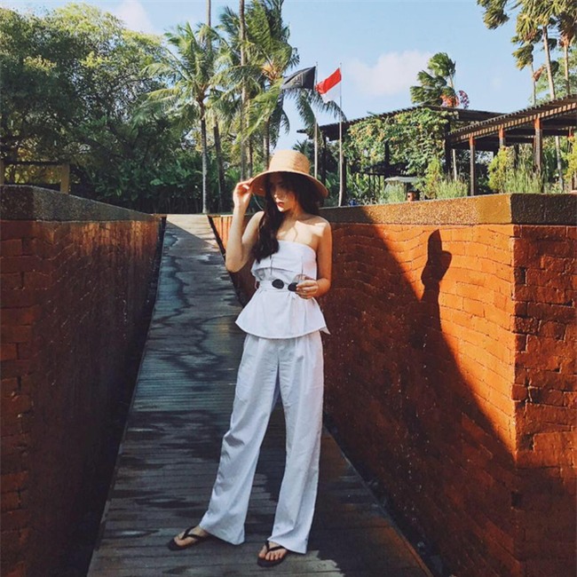Kỳ Duyên trắng muốt, Ngọc Trinh trẻ như nữ sinh tận hưởng chuyến du lịch hè trong street style tuần qua - Ảnh 1.