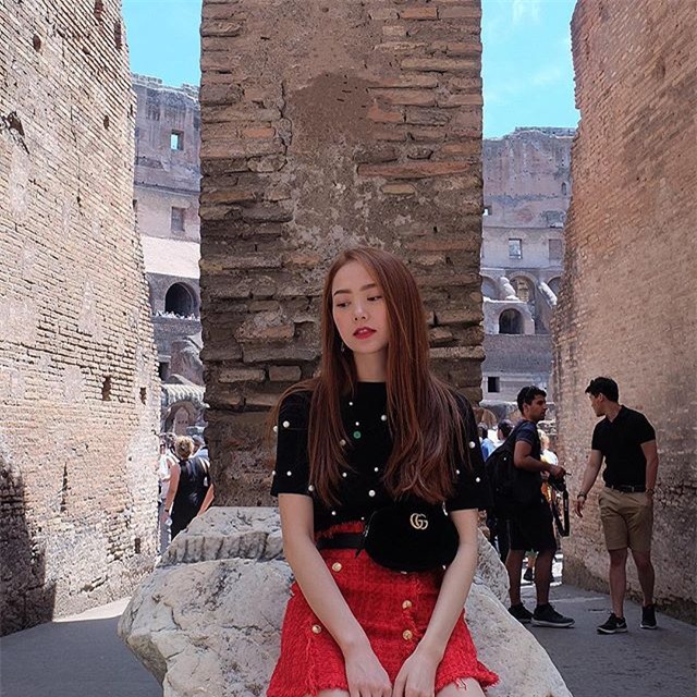 Kỳ Duyên trắng muốt, Ngọc Trinh trẻ như nữ sinh tận hưởng chuyến du lịch hè trong street style tuần qua - Ảnh 13.