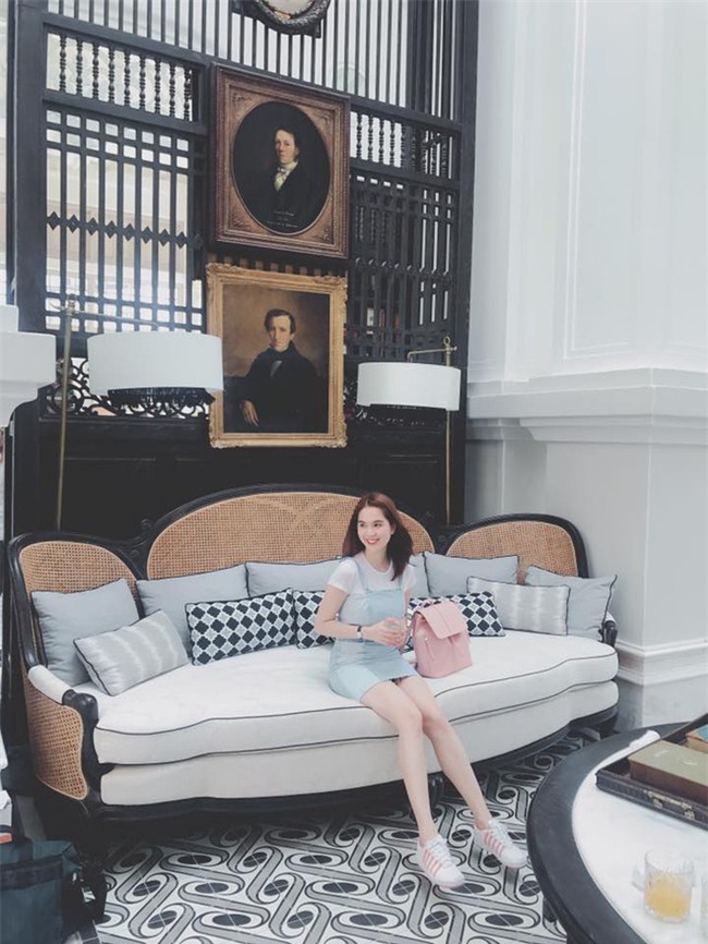 Kỳ Duyên trắng muốt, Ngọc Trinh trẻ như nữ sinh tận hưởng chuyến du lịch hè trong street style tuần qua - Ảnh 3.