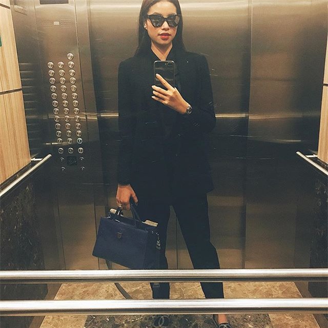 Kỳ Duyên trắng muốt, Ngọc Trinh trẻ như nữ sinh tận hưởng chuyến du lịch hè trong street style tuần qua - Ảnh 5.