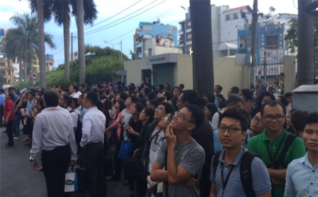 Biển hiệu bốc cháy rơi từ trên cao xuống, hàng trăm người tháo chạy khỏi tòa nhà Etown 2