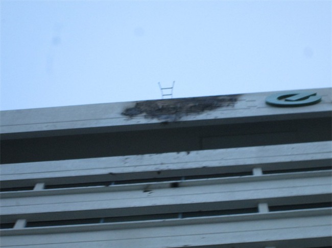 Biển hiệu bốc cháy rơi từ trên cao xuống, hàng trăm người tháo chạy khỏi tòa nhà Etown 2 - Ảnh 1.