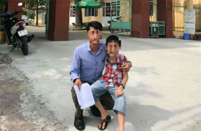 Anh K. cùng con trai tổ cáo ông B. có quan hệ bất chính với vợ mình. Ảnh: Đ.Tân