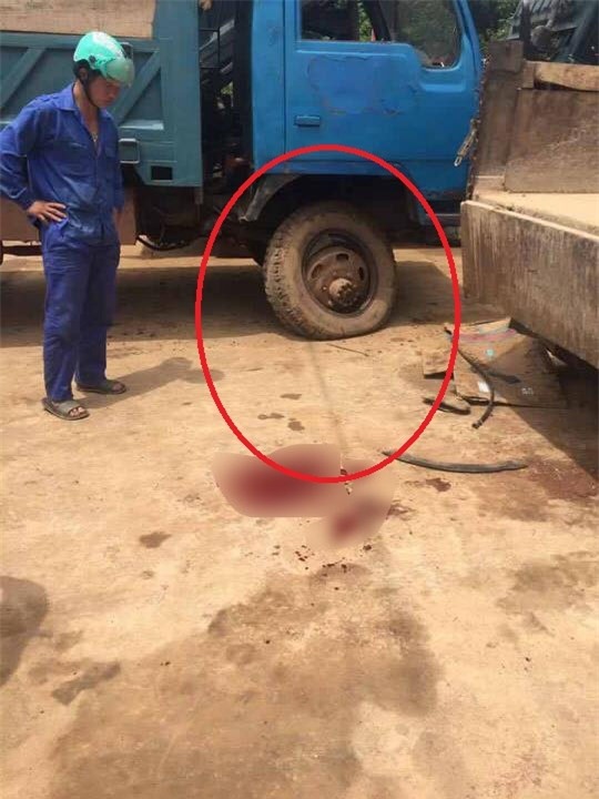 Nổ lốp khi đang bơm hơi, chủ xe ô tô chết thảm - 1