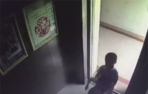 be trai 5 tuoi nhan tang 18 roi be em gai 2 tuoi vao trong thang may, bi kich thuong tam da xay ra - 3