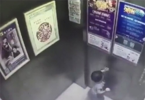 be trai 5 tuoi nhan tang 18 roi be em gai 2 tuoi vao trong thang may, bi kich thuong tam da xay ra - 4