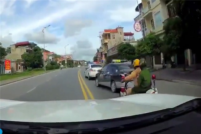 vu csgt duoi xe taxi nhu phim “fast and furious”: vi sao tai xe bo chay? hinh anh 1