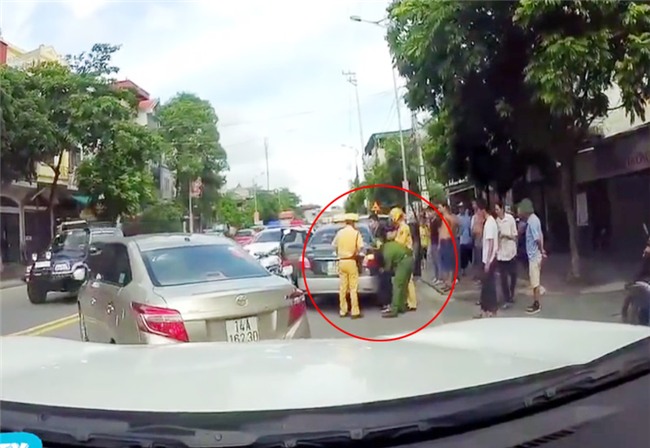 vu csgt duoi xe taxi nhu phim “fast and furious”: vi sao tai xe bo chay? hinh anh 2