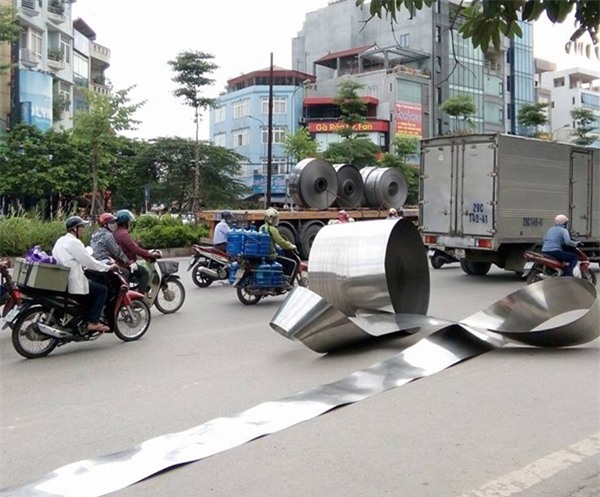 Hà Nội: Cuộn inox nặng hơn 5 tấn rơi xuống đường, nhiều người hốt hoảng - Ảnh 2.