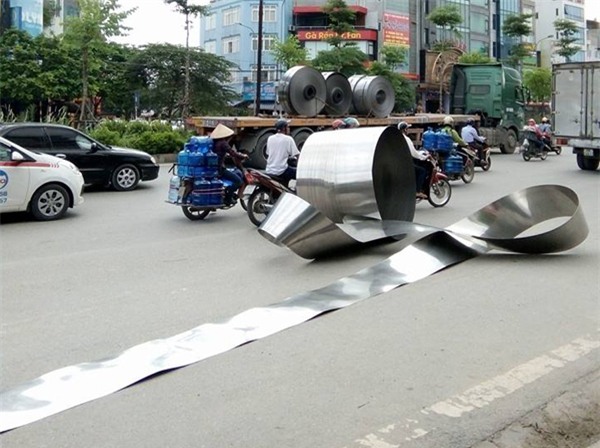 Hà Nội: Cuộn inox nặng hơn 5 tấn rơi xuống đường, nhiều người hốt hoảng - Ảnh 3.