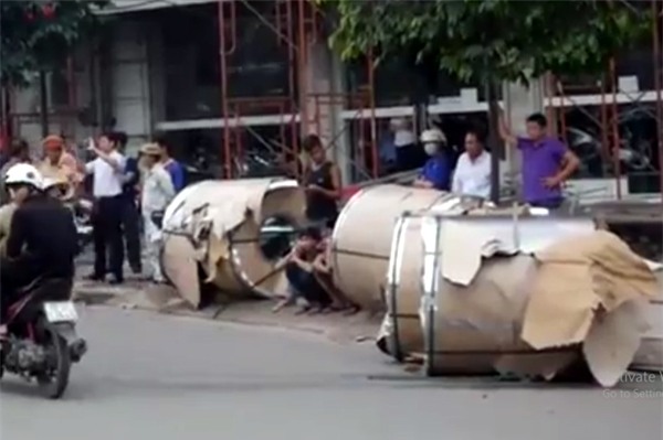 Hà Nội: Cuộn inox nặng hơn 5 tấn rơi xuống đường, nhiều người hốt hoảng - Ảnh 4.