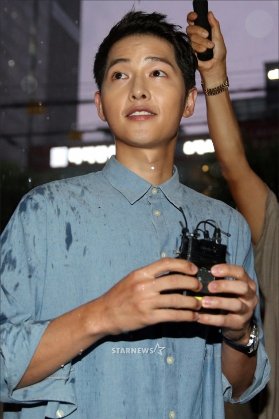 NÓNG: Song Joong Ki đội mưa và cười hạnh phúc xuất hiện sau tin kết hôn với Song Hye Kyo - Ảnh 12.