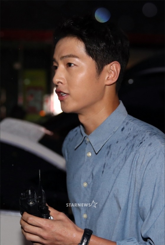 NÓNG: Song Joong Ki đội mưa và cười hạnh phúc xuất hiện sau tin kết hôn với Song Hye Kyo - Ảnh 13.