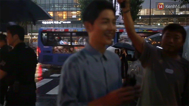 NÓNG: Song Joong Ki đội mưa và cười hạnh phúc xuất hiện sau tin kết hôn với Song Hye Kyo - Ảnh 2.