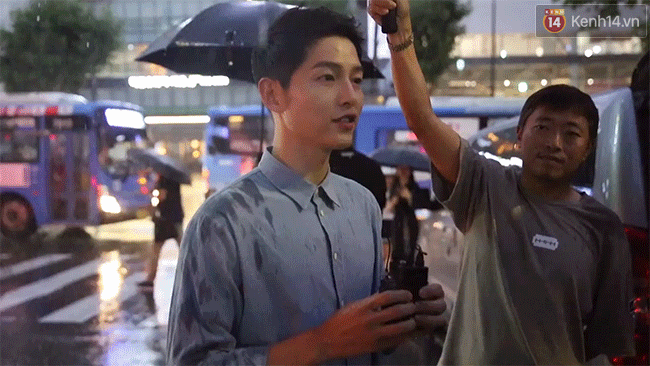NÓNG: Song Joong Ki đội mưa và cười hạnh phúc xuất hiện sau tin kết hôn với Song Hye Kyo - Ảnh 3.