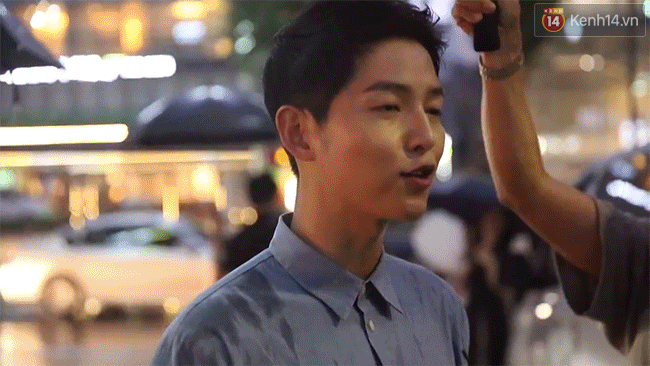 NÓNG: Song Joong Ki đội mưa và cười hạnh phúc xuất hiện sau tin kết hôn với Song Hye Kyo - Ảnh 4.
