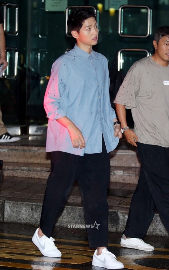 NÓNG: Song Joong Ki đội mưa và cười hạnh phúc xuất hiện sau tin kết hôn với Song Hye Kyo - Ảnh 5.