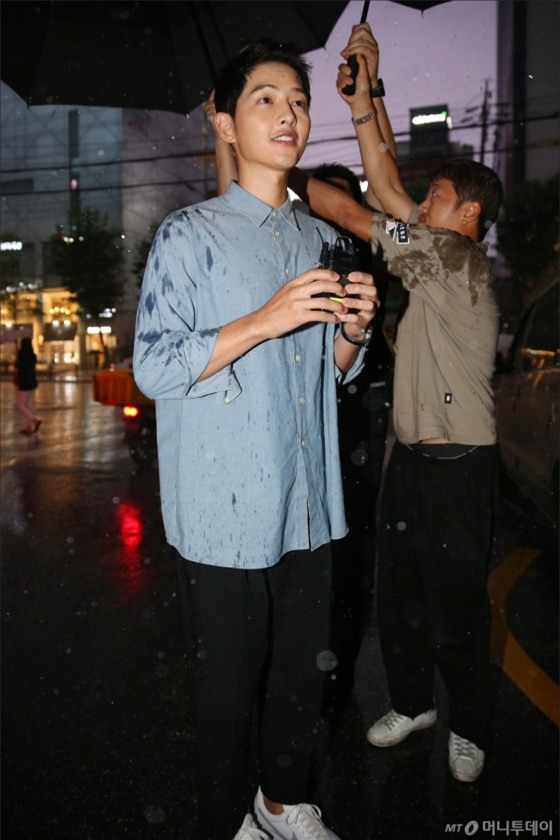 NÓNG: Song Joong Ki đội mưa và cười hạnh phúc xuất hiện sau tin kết hôn với Song Hye Kyo - Ảnh 6.
