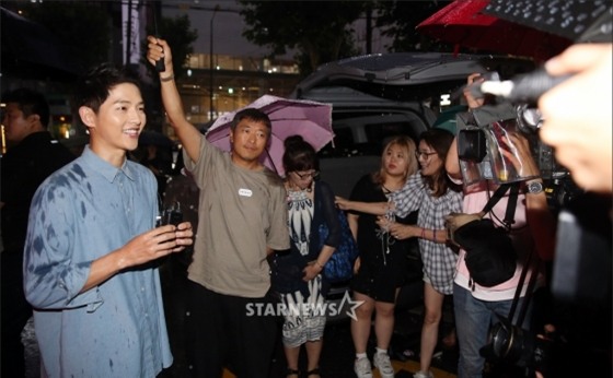 NÓNG: Song Joong Ki đội mưa và cười hạnh phúc xuất hiện sau tin kết hôn với Song Hye Kyo - Ảnh 7.