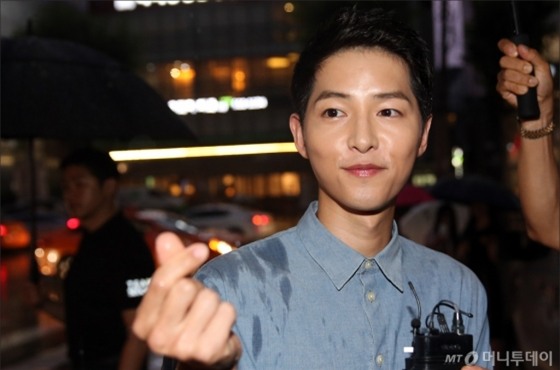 NÓNG: Song Joong Ki đội mưa và cười hạnh phúc xuất hiện sau tin kết hôn với Song Hye Kyo - Ảnh 9.