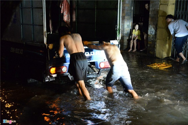 Nguoi Ha Noi day oto, dat xe may trong con mua tam ta nhieu gio hinh anh 9