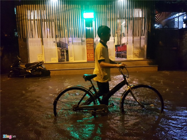 Nguoi Ha Noi day oto, dat xe may trong con mua tam ta nhieu gio hinh anh 10