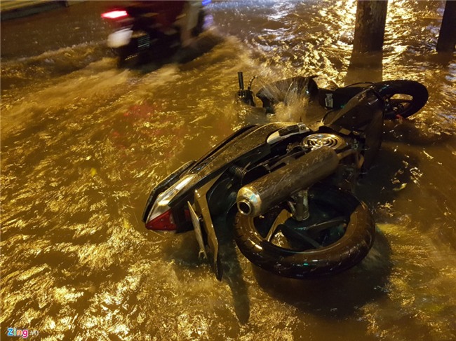 Nguoi Ha Noi day oto, dat xe may trong con mua tam ta nhieu gio hinh anh 11