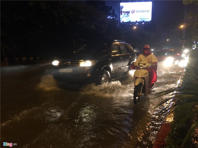 Nguoi Ha Noi day oto, dat xe may trong con mua tam ta nhieu gio hinh anh 12