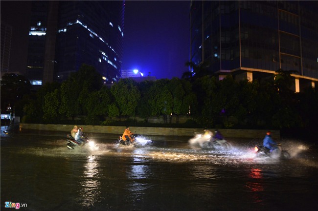 Nguoi Ha Noi day oto, dat xe may trong con mua tam ta nhieu gio hinh anh 1