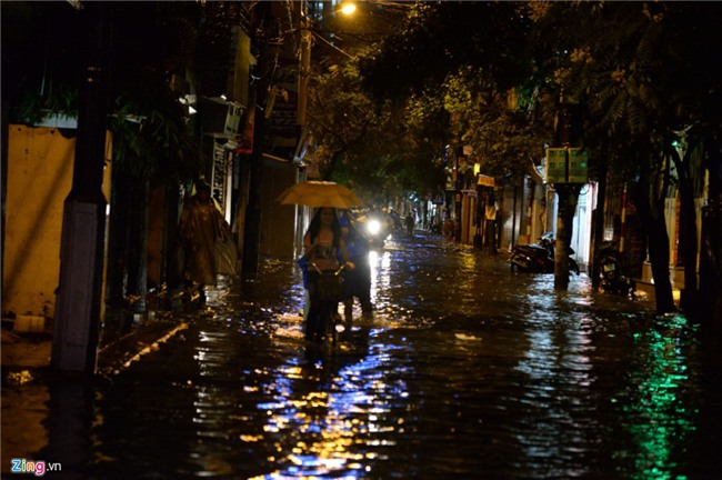 Nguoi Ha Noi day oto, dat xe may trong con mua tam ta nhieu gio hinh anh 2