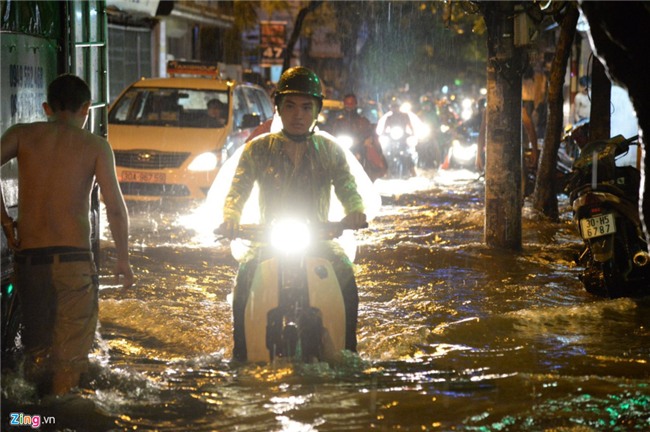 Nguoi Ha Noi day oto, dat xe may trong con mua tam ta nhieu gio hinh anh 3