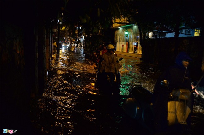 Nguoi Ha Noi day oto, dat xe may trong con mua tam ta nhieu gio hinh anh 4