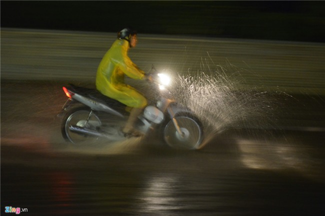 Nguoi Ha Noi day oto, dat xe may trong con mua tam ta nhieu gio hinh anh 5