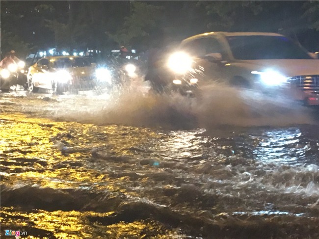 Nguoi Ha Noi day oto, dat xe may trong con mua tam ta nhieu gio hinh anh 6