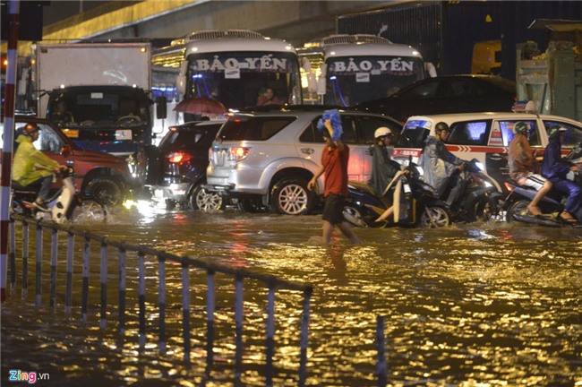 Nguoi Ha Noi day oto, dat xe may trong con mua tam ta nhieu gio hinh anh 7