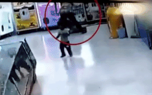 Rùng mình bố cầm chân quăng quật, hành hạ con gái nhỏ vì lý do không ngờ